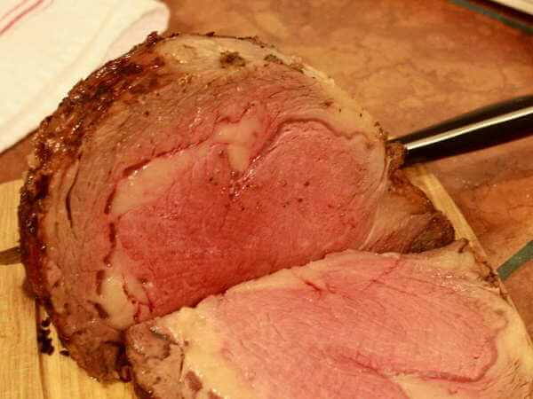 https://www.smoker-cooking.com/images/prime-rib-smoked-sliced1.jpg